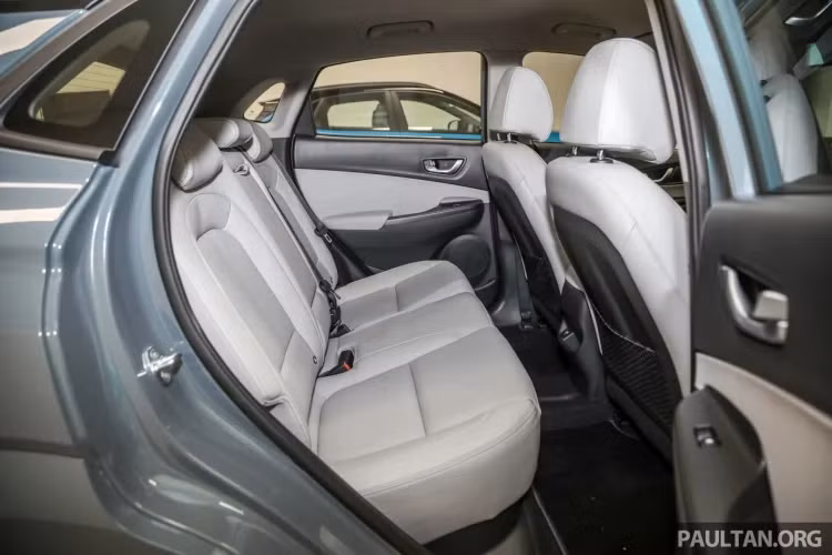 Phiên bản tiêu chuẩn Hyundai Kona Electric e-Lite trang bị tính năng hỗ trợ giữ làn đường (LKA), hỗ trợ kiểm soát làn (LFA), cảnh báo va chạm khi chuyển làn (LVDA), đèn chiếu xa tự động, cảnh báo hành khách phía sau, cảnh báo lái xe mất tập trung, nhưng hệ thống phanh tự động (AEB) đi kèm với hỗ trợ va chạm phía trước (FCA) chỉ có hiệu lực cảnh báo với người đi bộ và các phương tiện giao thông vì nó chỉ trang bị camera phía trước.