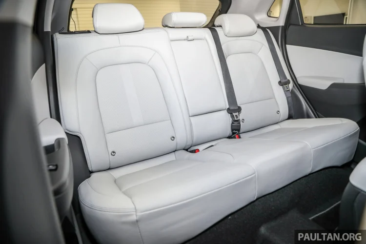 Với cổng sạc nhanh CCS2 DC, nếu sử dụng bộ sạc có công suất 50 kW các biến thể động cơ điện 39,2 kWh chỉ mất 60 phút để sạc đầy, trong khi biến thể 64 kWh cũng chỉ mất 90 phút. Nếu sử dụng bộ sạc công suất 100 kW, cả hai động cơ điện trên Hyundai Kona Electric chỉ mất 47 phút để sạc.