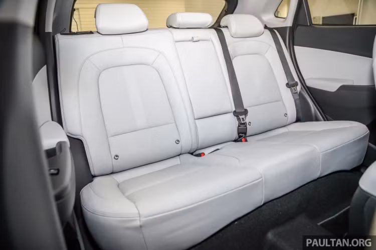 Với cổng sạc nhanh CCS2 DC, nếu sử dụng bộ sạc có công suất 50 kW các biến thể động cơ điện 39,2 kWh chỉ mất 60 phút để sạc đầy, trong khi biến thể 64 kWh cũng chỉ mất 90 phút. Nếu sử dụng bộ sạc công suất 100 kW, cả hai động cơ điện trên Hyundai Kona Electric chỉ mất 47 phút để sạc.