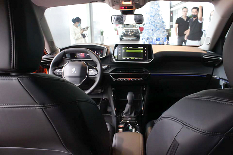 Peugeot 2008 là mẫu xe được đánh giá cao trong phân khúc CUV hạng B nhờ vào thiết kế theo phong cách sang trọng theo phong cách châu Âu. Chính vì thế, Peugeot 2008 trở thành sự lựa chọn của nhóm khách hàng có yêu cầu cao về thẩm mỹ, thích sự cầu kỳ trong thiết kế.