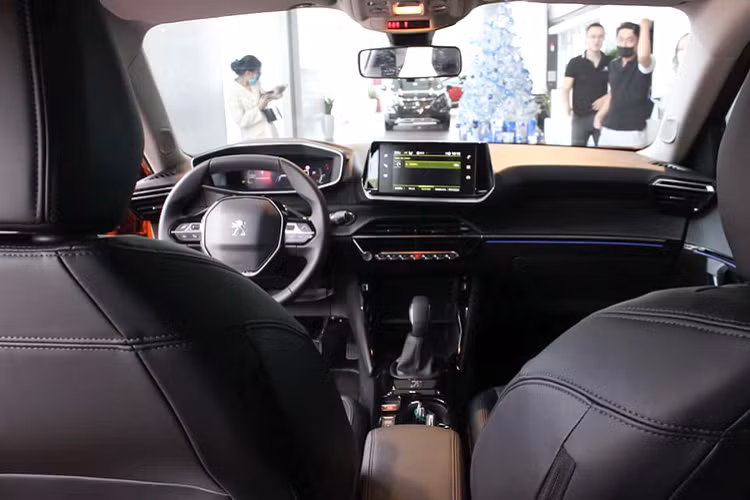 Peugeot 2008 là mẫu xe được đánh giá cao trong phân khúc CUV hạng B nhờ vào thiết kế theo phong cách sang trọng theo phong cách châu Âu. Chính vì thế, Peugeot 2008 trở thành sự lựa chọn của nhóm khách hàng có yêu cầu cao về thẩm mỹ, thích sự cầu kỳ trong thiết kế.