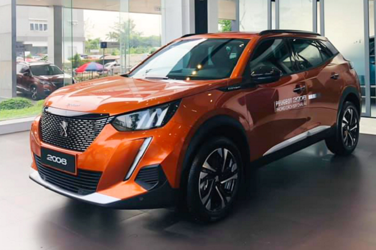 Mức giá xe Peugeot 2008 2021 lăn bánh từ 830 – 930 triệu đồng (tạm tính ở TP.HCM), Peugeot 2008 2021 có thể sẽ không thể “so kè” về doanh số với các mẫu xe như Kia Seltos hay Hyundai Kona, nhưng mẫu xe này sẽ mở ra thêm một lựa chọn mới mẽ cho khách hàng Việt.