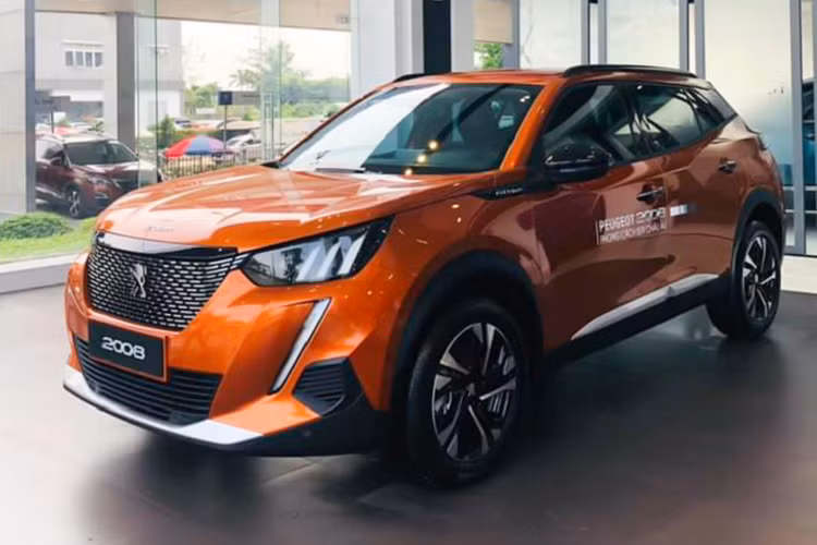 Mức giá xe Peugeot 2008 2021 lăn bánh từ 830 – 930 triệu đồng (tạm tính ở TP.HCM), Peugeot 2008 2021 có thể sẽ không thể “so kè” về doanh số với các mẫu xe như Kia Seltos hay Hyundai Kona, nhưng mẫu xe này sẽ mở ra thêm một lựa chọn mới mẽ cho khách hàng Việt.