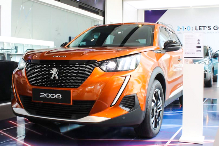 Tại thị trường Việt, Peugeot 2008 được trang bị duy nhất động cơ 3cyl thẳng hàng (I3), dung tích 1.2L cho công suất tối đa 133 mã lực và mô-men xoắn cực đại 230Nm. Sức mạnh được truyền xuống cầu trước (FWD), thông qua hộp số tự động 6 cấp.