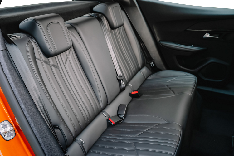 Nội thất độc đáo và đẹp mắt, thêm nhiều trang bị tiện nghi hiện đại tập trung vào trải nghiệm cho người lái. Đi cùng với gói trang bị an toàn và hỗ trợ lái ADAS cũng là những ưu điểm của Peugeot 2008 so với các đối thủ.