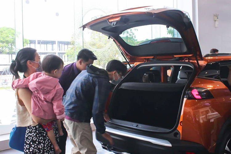 Khác với các đối thủ, mẫu xe CUV Peugeot 2008 vốn được định vị “tiệm cận sang trọng” chính vì thế giá bán khởi điểm từ 739 triệu đồng của mẫu xe này cao hơn các đối thủ như Hyundai Kona (636 – 750 triệu đồng) hay “người anh em” Kia Seltos (599 – 719 triệu đồng). Làm so sánh, giá bán 829 triệu đồng của phiên bản GT-Line cao cấp nhất của Peugeot 2008 cao hơn 100 triệu đồng so với Kia Seltos.