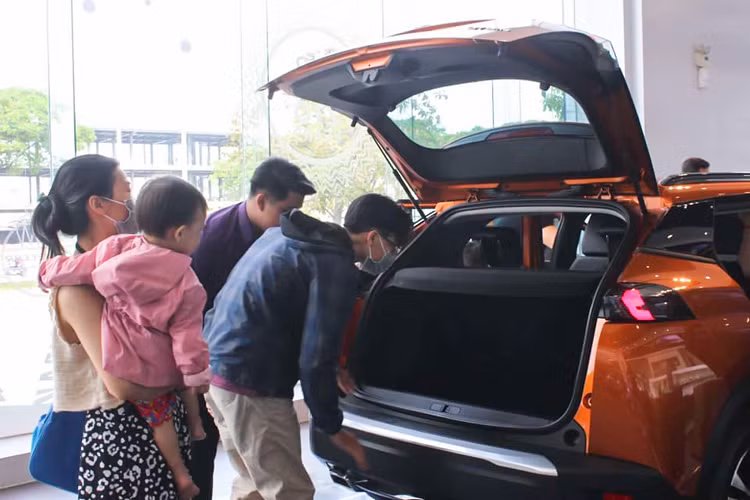 Khác với các đối thủ, mẫu xe CUV Peugeot 2008 vốn được định vị “tiệm cận sang trọng” chính vì thế giá bán khởi điểm từ 739 triệu đồng của mẫu xe này cao hơn các đối thủ như Hyundai Kona (636 – 750 triệu đồng) hay “người anh em” Kia Seltos (599 – 719 triệu đồng). Làm so sánh, giá bán 829 triệu đồng của phiên bản GT-Line cao cấp nhất của Peugeot 2008 cao hơn 100 triệu đồng so với Kia Seltos.