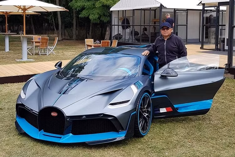 Xung quanh về câu chuyện 1 đại gia Việt và đại gia Campuchia tậu siêu phẩm Koenigsegg Regera đã khiến cộng đồng mạng cũng như các bạn trẻ mê xe ở Đông Nam Á được 1 phen xôn xao. Tuy nhiên, nếu nói về độ chịu chơi mua xe hypercar ở Asean, sẽ rất thiết sót nếu bỏ qua 1 đại gia đến từ Malaysia. Người này có bộ sưu tập xe hơn 100 chiếc, trong đó, 1/10 đã là các dòng hypecar siêu đắt đỏ. Mới đây nhất, đại gia người Maylasia đã gây sốc giới truyền thông quốc tế khi sở hữu Bugatti Divo triệu đô.