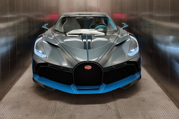 Tôi đã mất hai năm để lên cấu hình, chờ đợi trong hồi hộp và khi xe bước vào việc chế tạo cũng như hoàn thiện, cảm xúc đã vỡ òa. Ngay lập tức, chuyến bay đến trụ sở của Bugatti ở Pháp đã được đại gia này lên kế hoạch cùng với con trai và đến tháng 6 đầu năm nay, siêu phẩm đã được chuyển giao cho Singapore, khiến đại gia này có thể là người duy nhất sở hữu chiếc Divo ở khu vực Đông Nam Á.