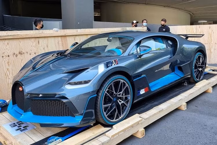 Nhà sưu tập xe hypercar được cho là hàng đầu của Đông Nam Á đã có những chia sẻ cũng như lần đầu thông tin với cộng đồng mạng về siêu phẩm đắt nhất của nhà Bugatti là Divo gói gọn trong việc mua vì đam mê, nhưng ngại thuế và nếu có cơ hội sẽ siêu phẩm Bugatti Divo ra đường đua Malaysia để chạy cho mọi người xem.