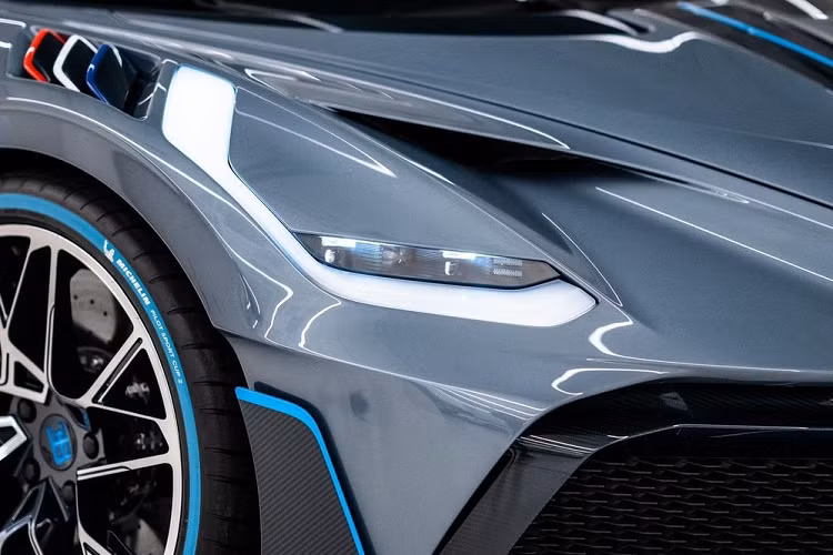 Đại gia này cho biết rất tiếc vì không thể mang Bugatti Divo về Malaysia bởi những luật lệ khắt khe về thuế của quê hương mình. Tuy nhiên, ông cũng hy vọng một ngày nào đó sẽ mang 1 trong 3 siêu phẩm hypercar mình đang để ở Singapore về Malaysia trưng bày để mọi người xem cũng như lái chúng trên đường đua quốc tế Sepang, nhưng chắc chắn đại gia này phải đảm bảo các thủ tục giấy tờ cần thiết. 