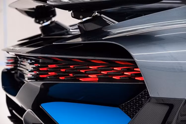 Sau khi tậu Bugatti Chiron chính hãng, đại gia Malaysia đã ráp kèo để mang phiên bản Bugatti Chiron Sport về Malaysia giới thiệu vào năm 2018 và khi được hãng siêu xe hypercar đến từ Pháp gửi lời mời làm chủ nhân của 1 trong 40 xe Bugatti Divo trên toàn thế giới, nhà sưu tập xe hypercar ở Malaysia đã gật đầu đồng ý. 