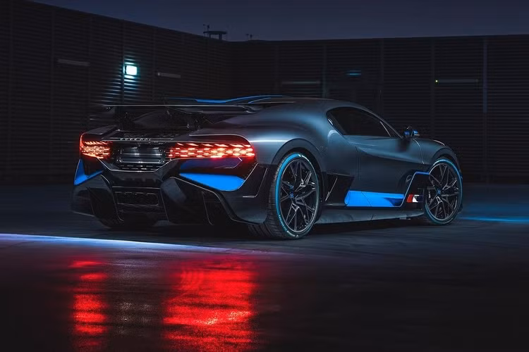 Đại gia này cũng cho biết mình có bộ sưu tập siêu xe cực khủng ở Singapore và nhiều chiếc trong số đó chỉ để trưng bày là chủ yếu. Thuế xe ỏ Singapore và Malaysia siêu đắt nhưng ở đất nước cách Malaysia chỉ hơn 5 giờ lái xe, họ có chương trình miễn thuế cho những người không có ý định mua xe để chạy trên đường phố mà chỉ phục vụ mục đích sưu tập, vì thế, Bugatti Divo đã về Singapore.