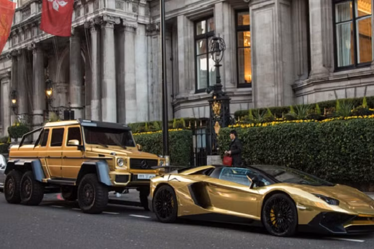 Bugatti Veyron có lẽ là chiếc siêu xe mạ vàng có giá trị cao nhất trong bộ sưu tập của vị hoàng tử này