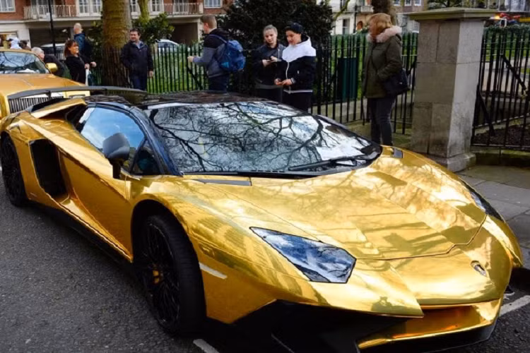 Lần đầu Turki Bin Abdullah xuất hiện trước công chúng một cách thực sự hoành tráng là vào khoảng tháng 4/2016 tại Luân Đôn (Anh) cùng với bộ sưu tập siêu xe mạ vàng.