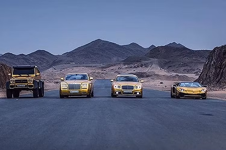 Hình ảnh chiếc Lamborghini Aventador SV Roadster cùng Mercedes-AMG G63 6x6 mạ vàng xuất hiện tại Luân Đôn vào năm 2016, sau đó đã bị cảnh sát ghi vé phạt vì đỗ xe sai quy định.