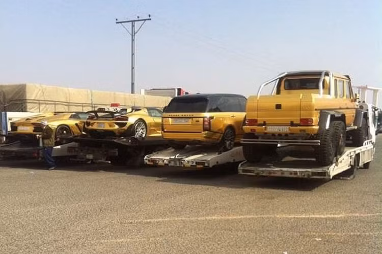 Siêu xe của Turki Bin Abdullah đều là những chiếc thuộc dạng hàng độc. Anh chàng này cũng có thói quen mang theo những chiếc xe của mình trong mọi chuyến đi.