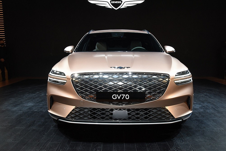 Hiện thương hiệu Genesis chưa công bố thông số của cụm pin sử dụng trên Electrified GV70 mới. Chỉ biết rằng, xe có thể chạy 500 km sau khi sạc đầy pin theo tiêu chuẩn CLTC của Trung Quốc. Trong khi đó, theo tiêu chuẩn áp dụng tại Hàn Quốc, mẫu xe này có phạm vi hoạt động chỉ 400 km. Ngoài ra, Genesis Electrified GV70 2022 còn đi kèm hệ thống sạc nhanh 350 kW, giúp tăng dung lượng pin lên 80% trong 18 phút.