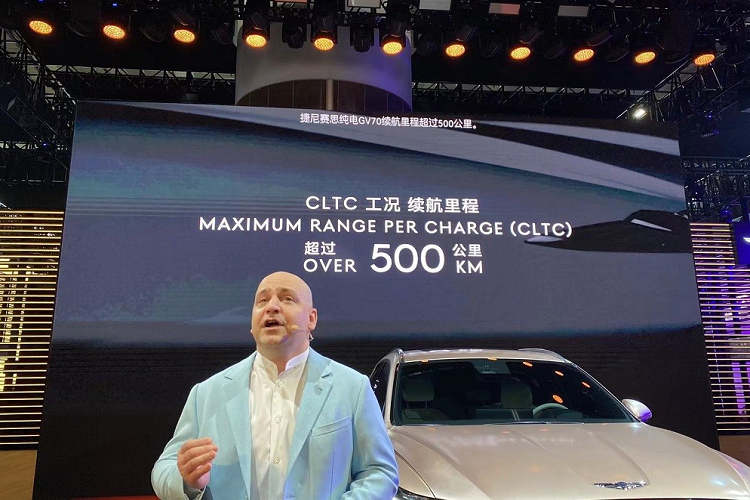 "Trái tim" của mẫu SUV điện Genesis Electrified GV70 2022 là hệ truyền động điện được bê nguyên từ người anh em GV60 sang. Cụ thể, xe được trang bị mô-tơ điện mạnh 160 kW (khoảng 218 mã lực) và 350 Nm trên cả hai cầu.