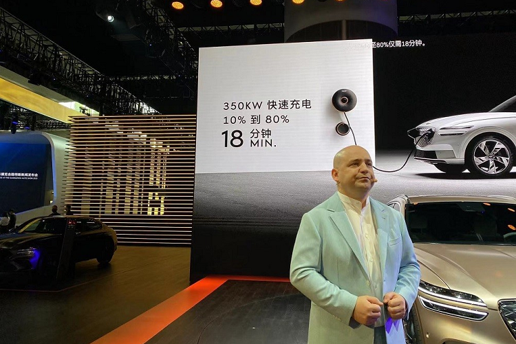 Nhờ đó, Genesis Electrified GV70 2022 sở hữu công suất tổng cộng 360 kW (489 mã lực) cùng mô-men xoắn cực đại 700 Nm ở chế độ Boost và hệ dẫn động 4 bánh toàn thời gian. Sức mạnh này cho phép mẫu SUV hạng sang của tập đoàn Hyundai có thể tăng tốc từ 0-100 km/h trong thời gian chỉ 4,5 giây.