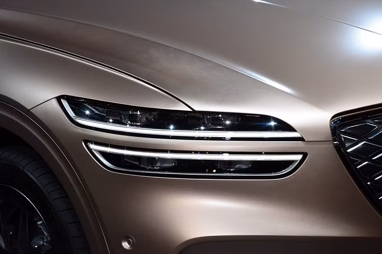 Tuy là xe điện nhưng Genesis Electrified GV70 2022 lại có chế độ e-Terrain Mode để có khả năng chạy off-road. Bên cạnh đó là tính năng ngắt 1 mô-tơ để tiết kiệm điện năng, chế độ Intelligent Pedal (i-Pedal) cho phép chỉ dùng 1 bàn đạp để vận hành xe và hệ thống phanh tái sinh năng lượng thông minh. Công nghệ cách âm chủ động và hệ thống treo có khả năng dự đoán dựa trên camera cũng có trên mẫu SUV hạng sang này.