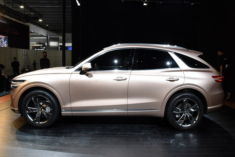 Bên trong Genesis Electrified GV70 2022 là không gian nội thất sang trọng với vô lăng 2 chấu, màn hình thông tin giải trí dạng cảm ứng 14,5 inch nằm độc lập trên mặt táp-lô và khu vực chỉnh điều hòa hình oval giống bản dùng động cơ đốt trong thông thường. Tương tự như vậy, không gian ở hàng ghế sau cũng không thay đổi. Hãng Genesis hứa hẹn nội thất của xe sẽ chỉ dùng những chất liệu thân thiện với môi trường.