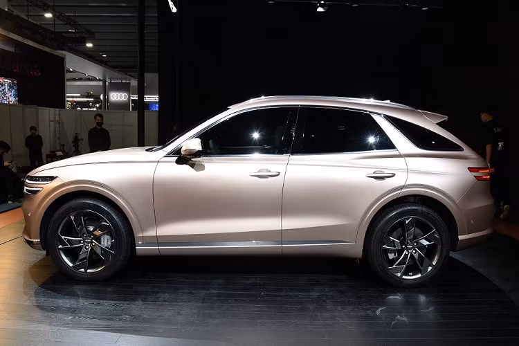 Bên trong Genesis Electrified GV70 2022 là không gian nội thất sang trọng với vô lăng 2 chấu, màn hình thông tin giải trí dạng cảm ứng 14,5 inch nằm độc lập trên mặt táp-lô và khu vực chỉnh điều hòa hình oval giống bản dùng động cơ đốt trong thông thường. Tương tự như vậy, không gian ở hàng ghế sau cũng không thay đổi. Hãng Genesis hứa hẹn nội thất của xe sẽ chỉ dùng những chất liệu thân thiện với môi trường.