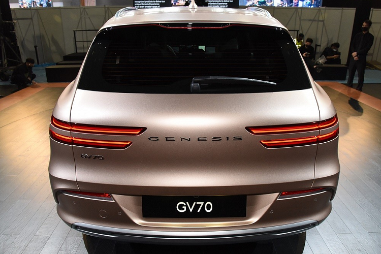 Hiện giá xe Genesis Electrified GV70 2022 vẫn chưa được công bố. Genesis Electrified GV70 2022 sẽ được lắp ráp tại nhà máy ở bang Alabama, Mỹ, vào đầu năm sau. Khi có mặt trên thị trường, xe sẽ trở thành đối thủ tiềm năng của VinFast VF e35 hiện đang trưng bày tại triển lãm Ô tô Los Angeles 2021.
