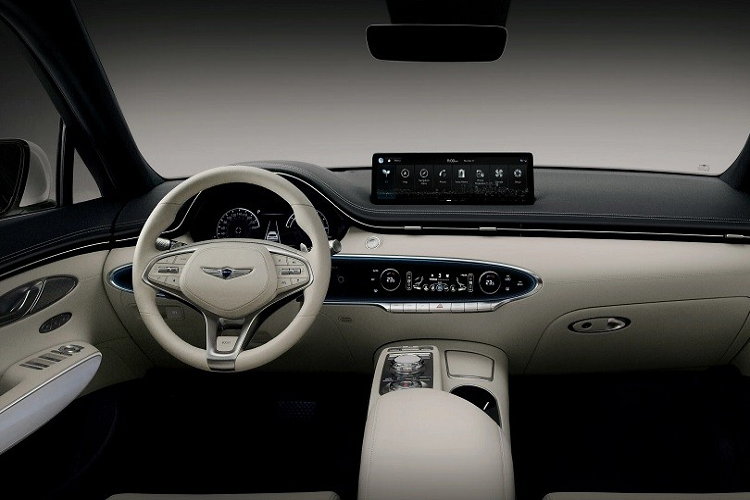 Ngoài những thay đổi kể trên, Genesis Electrified GV70 2022 về cơ bản là giống bản dùng động cơ đốt trong thông thường. Xe cũng có cụm đèn pha và đèn hậu với 4 dải đèn LED mang tên Quad Lamp đặc trưng của thương hiệu Genesis, đường vai xe dốc dần về phía sau hay cột C sơn cùng màu thân xe. Tuy nhiên, Genesis Electrified GV70 2022 lại được trang bị lưới tản nhiệt Crest Grille với mắt lưới G-Matrix đóng kín và không đi kèm ống xả phía sau.