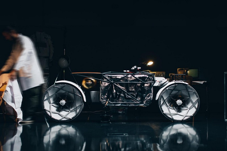 Đấy chính là câu chuyện về sự ra đời của xe môtô Tardigrade, một phương tiện được giới thiệu là chiếc mô tô concept mặt trăng đầu tiên trên thế giới. Bạn có thể thắc mắc tại sao nó lại có tên là một sinh vật nguyên thủy, nhưng những sinh vật siêu nhỏ này cực kỳ kiên cường và có thể thích nghi với bất kỳ loại môi trường nào, kể cả ngoài không gian.