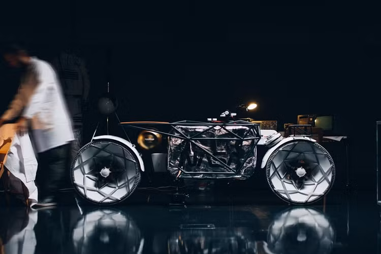 Đấy chính là câu chuyện về sự ra đời của xe môtô Tardigrade, một phương tiện được giới thiệu là chiếc mô tô concept mặt trăng đầu tiên trên thế giới. Bạn có thể thắc mắc tại sao nó lại có tên là một sinh vật nguyên thủy, nhưng những sinh vật siêu nhỏ này cực kỳ kiên cường và có thể thích nghi với bất kỳ loại môi trường nào, kể cả ngoài không gian.