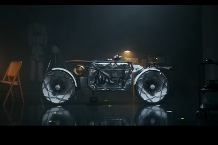 Trong năm ngoái, một nhà thiết kế người Nga đã tưởng tượng “một chiếc môtô của NASA - Tardigrade hoàn toàn mới". Chỉ một năm sau, ý tưởng đó đã trở thành hiện thực và chuẩn bị ra mắt thế giới tại California, Mỹ. Những người đã làm nên điều này là một nhóm nhỏ từ một công ty của Đức có tên là Hookie, chuyên về thiết kế và phụ tùng xe mô tô tùy chỉnh. Được truyền cảm hứng bởi chiếc môtô giả tưởng của Andrew Fabishevskiy, họ đã quyết tâm biến nó thành hiện thực.