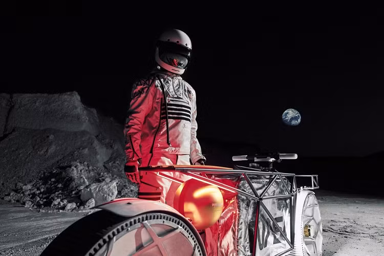 Chiếc xe máy điện mang phong cách tương lai này pha trộn giữa bộ khung trọng lượng nhẹ với cánh tay đòn một bên, lốp ba lông, và hệ thống lái bằng dây. Với chiều dài khoảng 2,6 mét và cao gần 0,9 mét, Tardigrade có phạm vi di chuyển của bộ pin lên đến 110 km. Tốc độ tối đa của nó là 15 km/h, ngang ngửa với tốc độ của phương tiện Moon Buggy. Ngoài ra, nó còn được thiết kế để chở theo thiết bị.