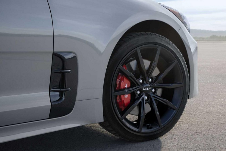 Tiếp đến là bộ vành hợp kim có đường kính 19 inch và được sơn màu đen. Đây là bộ vành dành riêng cho Kia Stinger Scorpion Special Edition 2022 và đi với cùm phanh màu đỏ tương phản.