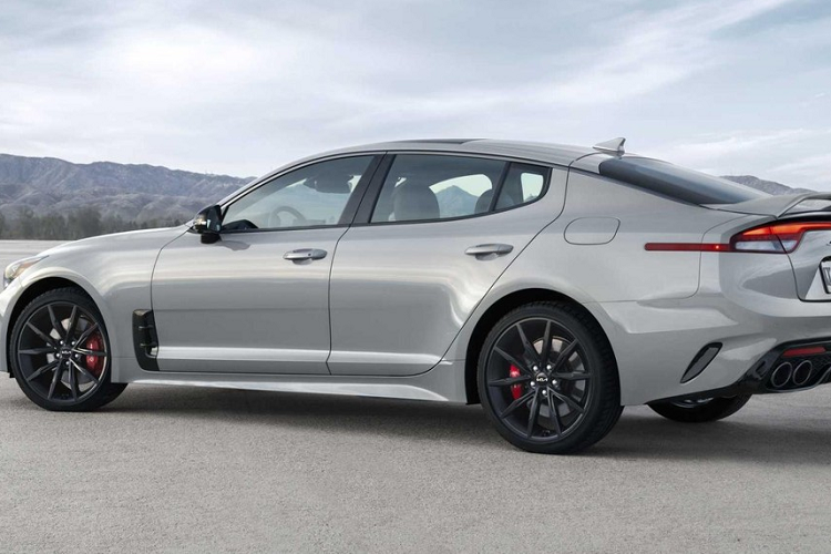 Dự kiến, mỗi tháng, hãng Kia chỉ bán đúng 250 chiếc Stinger Scorpion Special Edition 2022 ra thị trường Mỹ. Giá xe Kia Stinger Scorpion Special Edition 2022 khởi điểm từ 52.585 USD cho bản RWD và 54.785 USD cho bản AWD.