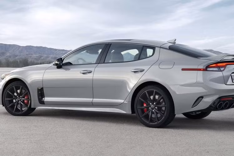 Dự kiến, mỗi tháng, hãng Kia chỉ bán đúng 250 chiếc Stinger Scorpion Special Edition 2022 ra thị trường Mỹ. Giá xe Kia Stinger Scorpion Special Edition 2022 khởi điểm từ 52.585 USD cho bản RWD và 54.785 USD cho bản AWD.