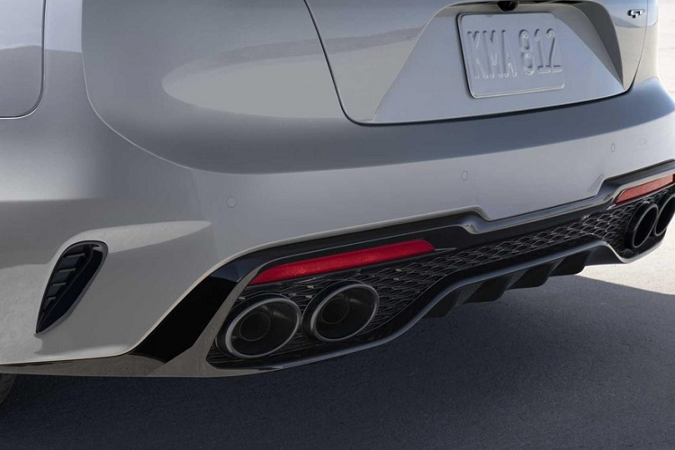 Tuy dùng chung động cơ nhưng Kia Stinger Scorpion Special Edition 2022 lại có một số khác biệt về thiết kế so với bản GT2. Theo đó, xe được bổ sung những chi tiết ngoại thất màu đen làm điểm nhấn như khe gió trên chắn bùn trước và ốp gương ngoại thất. Ngay cả đầu ống xả của mẫu xe này cũng được sơn màu tối.