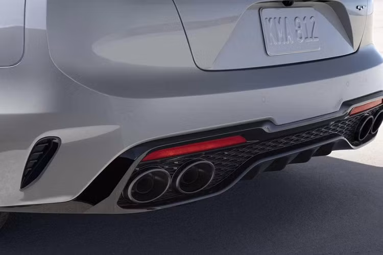 Tuy dùng chung động cơ nhưng Kia Stinger Scorpion Special Edition 2022 lại có một số khác biệt về thiết kế so với bản GT2. Theo đó, xe được bổ sung những chi tiết ngoại thất màu đen làm điểm nhấn như khe gió trên chắn bùn trước và ốp gương ngoại thất. Ngay cả đầu ống xả của mẫu xe này cũng được sơn màu tối.