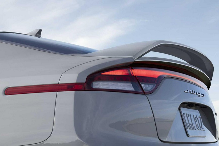Đằng sau, Kia Stinger Scorpion Special Edition 2022 còn được bổ sung cánh gió đuôi, sơn màu giống thân xe. Khi mua mẫu xe thể thao này, khách hàng Mỹ có thể chọn 1 trong 3 màu sơn ngoại thất là trắng, đen và bạc.