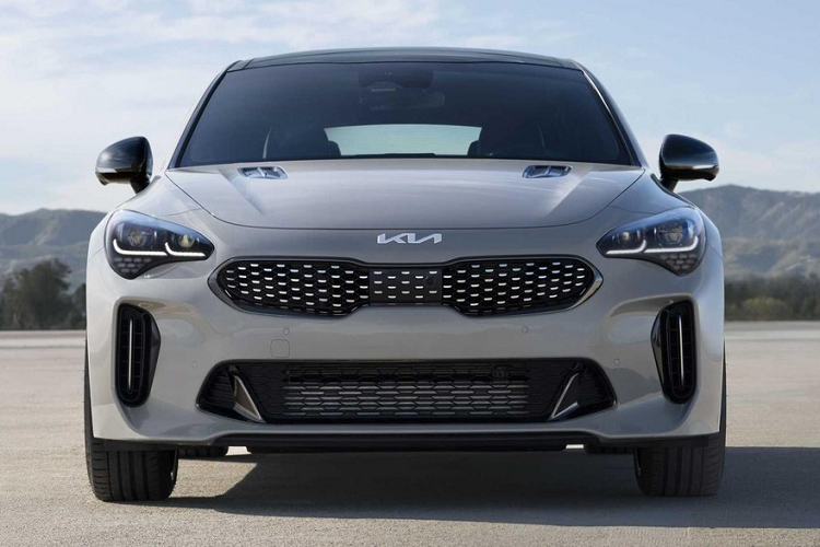 Về an toàn, Kia Stinger Scorpion Special Edition 2022 cũng có khá nhiều trang bị như hệ thống hỗ trợ tránh va chạm phía trước tích hợp tính năng hỗ trợ quay đầu tại giao lộ, cảnh báo an toàn khi mở cửa xe, hỗ trợ tránh va chạm trong điểm mù, hỗ trợ tránh va chạm với phương tiện cắt ngang khi lùi, hệ thống kiểm soát hành trình thông minh dựa trên định vị, hỗ trợ bám làn đường và hỗ trợ lái trên cao tốc.