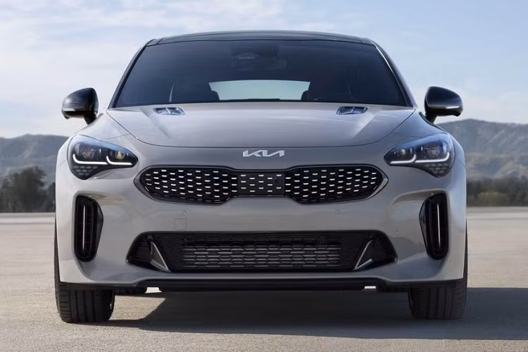 Về an toàn, Kia Stinger Scorpion Special Edition 2022 cũng có khá nhiều trang bị như hệ thống hỗ trợ tránh va chạm phía trước tích hợp tính năng hỗ trợ quay đầu tại giao lộ, cảnh báo an toàn khi mở cửa xe, hỗ trợ tránh va chạm trong điểm mù, hỗ trợ tránh va chạm với phương tiện cắt ngang khi lùi, hệ thống kiểm soát hành trình thông minh dựa trên định vị, hỗ trợ bám làn đường và hỗ trợ lái trên cao tốc.