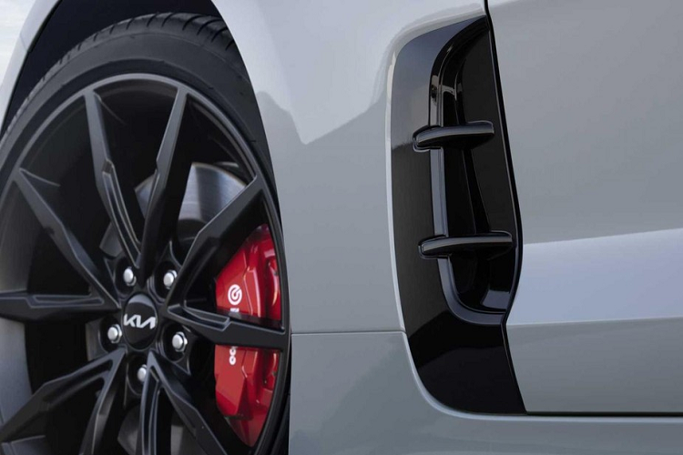 Động cơ kết hợp với hộp số tự động 8 cấp và hệ dẫn động cầu sau RWD tiêu chuẩn hoặc 4 bánh toàn thời gian AWD tùy chọn. Nhờ đó, Kia Stinger Scorpion Special Edition 2022 có thể tăng tốc từ 0-100 km/h trong thời gian chỉ 4,7 giây.