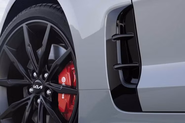 Động cơ kết hợp với hộp số tự động 8 cấp và hệ dẫn động cầu sau RWD tiêu chuẩn hoặc 4 bánh toàn thời gian AWD tùy chọn. Nhờ đó, Kia Stinger Scorpion Special Edition 2022 có thể tăng tốc từ 0-100 km/h trong thời gian chỉ 4,7 giây.