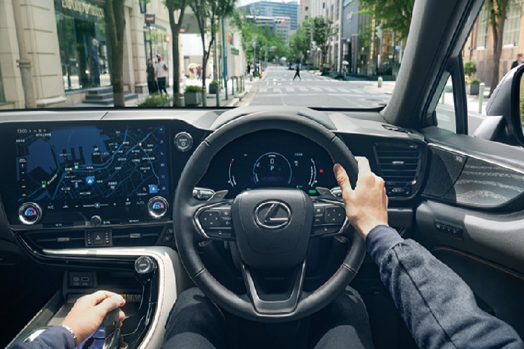 "Trái tim" của Lexus NX 450h+ 2022 là máy xăng 4 xi-lanh, dung tích 2.5L, tạo ra công suất tối đa 185 mã lực và mô-men xoắn cực đại 228 Nm. Động cơ này kết hợp với 2 mô-tơ điện nằm trên 2 cầu và cụm pin lithium-ion 18,1 kWh.