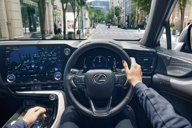 "Trái tim" của Lexus NX 450h+ 2022 là máy xăng 4 xi-lanh, dung tích 2.5L, tạo ra công suất tối đa 185 mã lực và mô-men xoắn cực đại 228 Nm. Động cơ này kết hợp với 2 mô-tơ điện nằm trên 2 cầu và cụm pin lithium-ion 18,1 kWh.