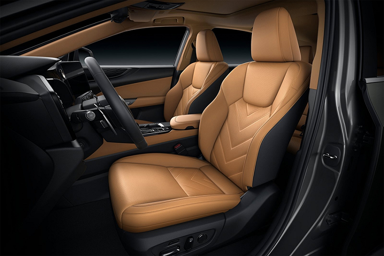 So với thế hệ cũ, xe dài hơn 20 mm, rộng hơn 20 mm, cao hơn 5 mm trong khi chiều dài cơ sở tăng 30 mm. Tuy kích thước tăng lên nhưng Lexus NX mới lại nhẹ hơn 91 kg. Không chỉ có kích thước lớn hơn, Lexus NX 2022 còn được áp dụng phong cách thiết kế mới với lưới tản nhiệt hình con suốt đặc trưng nhưng đi kèm mắt lưới hình chữ "U" kéo dài.