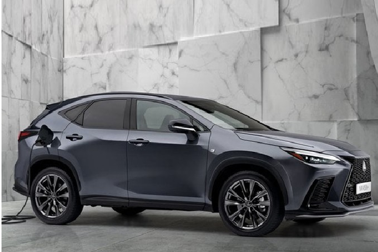 Cuối cùng là gói công nghệ an toàn Lexus Safety Sense+ với hệ thống ngăn va chạm sớm, hệ thống kiểm soát hành trình bằng radar, cảnh báo chệch làn đường, hỗ trợ bám làn đường, nhận biết biển báo giao thông và hỗ trợ lái xe chủ động. Bên cạnh đó là phanh khẩn cấp tự động, camera 360 độ và hệ thống hướng dẫn đỗ xe bằng điện thoại thông minh Advanced Park. Hiện giá xe Lexus NX 2022 tại thị trường Thái Lan vẫn chưa được hé lộ.