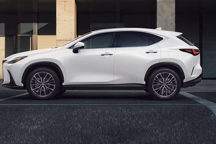 Chưa hết, mẫu SUV hạng sang này còn có sạc điện thoại thông minh không dây chuẩn Qi, cửa tự hít E-Latch System, hệ thống đèn viền nội thất Ambient Light 64 màu và hệ thống âm thanh Lexus Premium Sound System với 10 loa tiêu chuẩn hoặc Mark Levinson Premium Surround Sound System 17 loa.