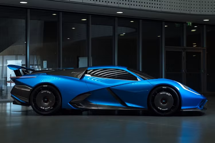 Hai loại pin khác biệt sẽ được đóng gói vào hai vỏ bọc khác biệt làm từ sợi carbon, với loại nhỏ hơn chứa các siêu tụ điện được đặt sau trục bánh trước trong khi cụm pin thể rắn lớn hơn sẽ sử dụng công nghệ “cell-to-pack” và được đặt ở vị trí sau khoang lái để tối ưu phân phối trọng lượng xe.