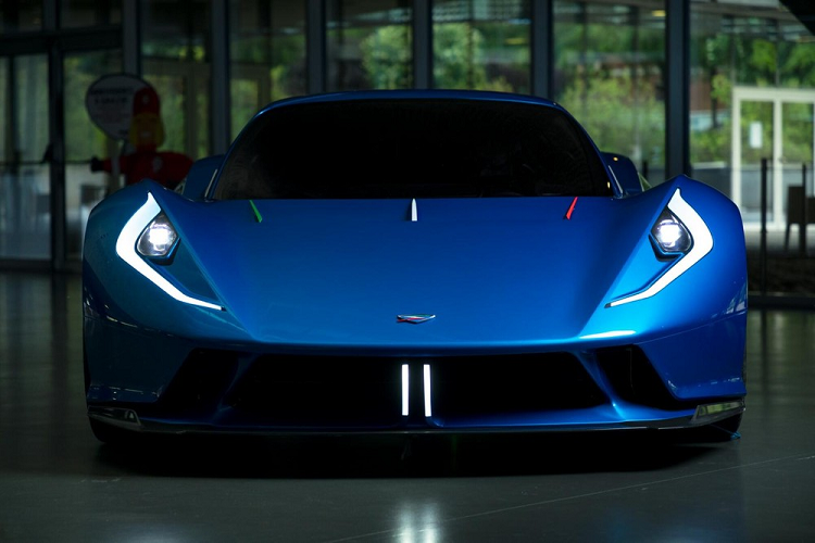 Nhà sản xuất nói rằng họ sẽ lắp cho siêu xe điện Estrema Fulminea một cụm pin “hybrid” gồm các cục pin thể rắn và siêu tụ điện. Cả hai công nghệ pin này đều đươc coi là cực tân tiến, với tụ điện có xuất hiện trong cả Lamborghini Sian, nhưng chúng ta vẫn chưa thấy một chiếc xe điện đi đường phố nào sử dụng cụm pin thể rắn cả.